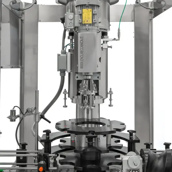 Dettaglio della tappatrice girevole Enolmeccanica, particolare 2